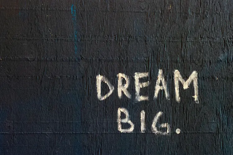 Mur sur lequel ont été inscrits les mots Dream Big