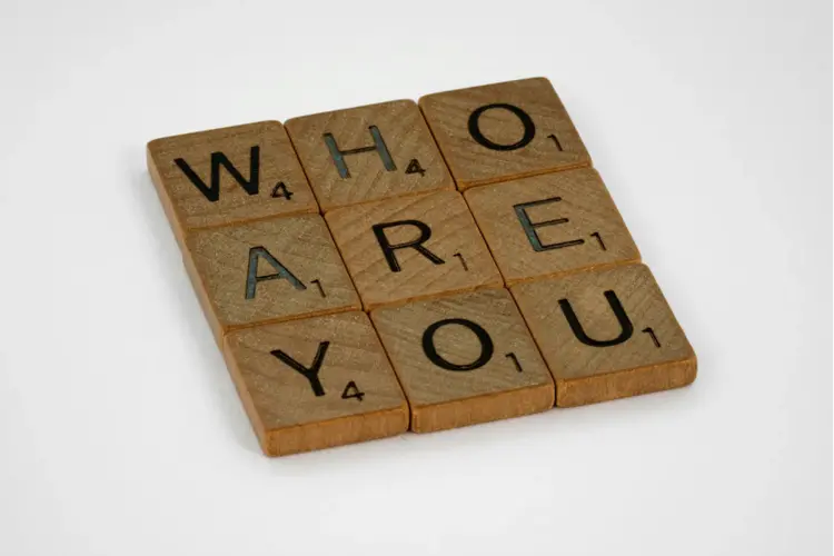 Plaque sur laquelle sont inscrits les mots Who Are You