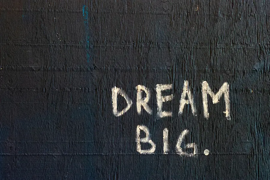 Mur sur lequel ont été inscrits les mots Dream Big