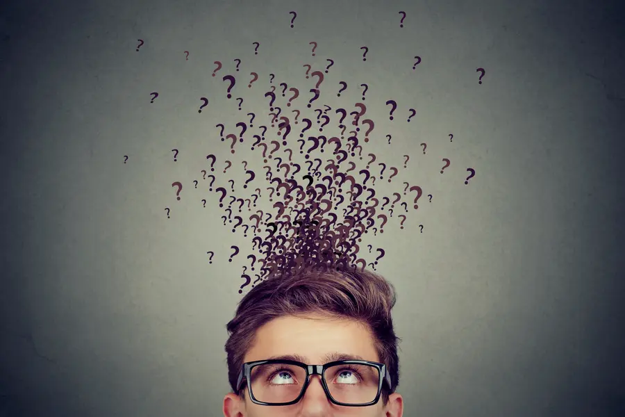Homme se posant des questions