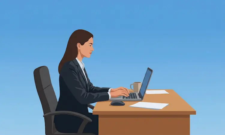 Femme assise à une table en train d'écrire à l'ordinateur